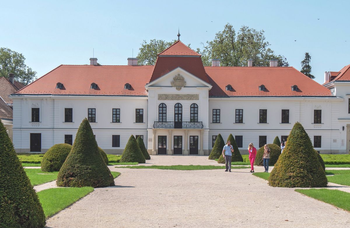 Nagycenki Széchenyi-kastély izgalmas titkokat őriz a legnagyobb magyar fel- és lemenőiről.