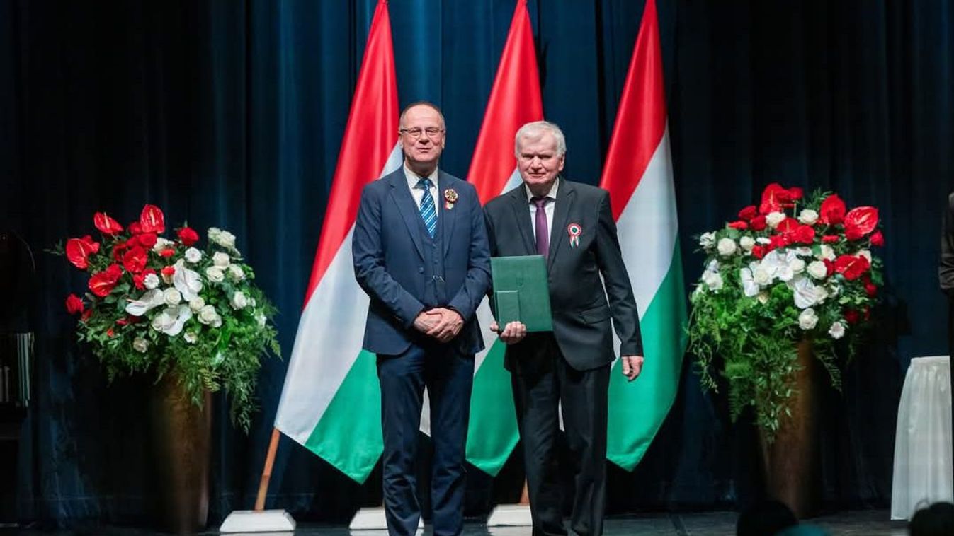 Ezüst érdemkereszt a főjegyzőnek