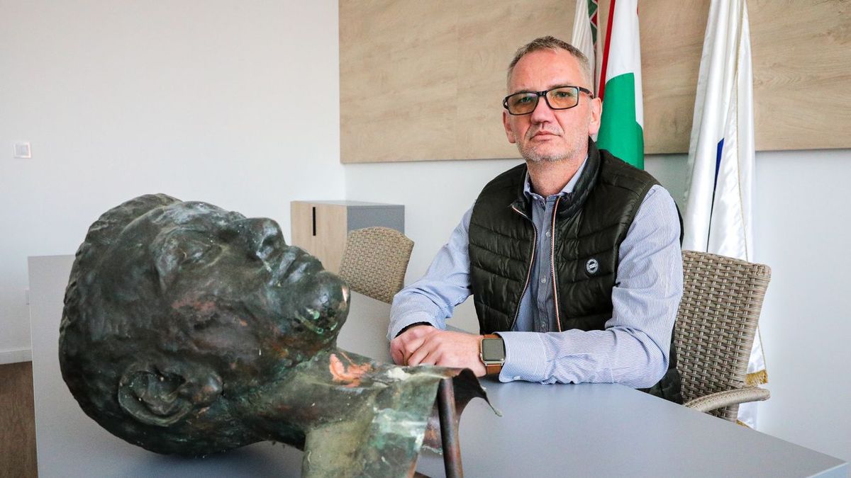 Vas Gábor polgármester a szobor brutális megcsonkítása után újrasezrvezte az emlékhely felállítását.