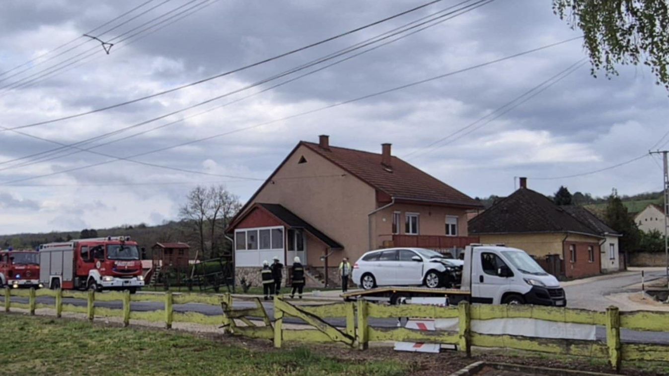 Kerítésnek ütközött egy autó Écsen – Félpályán halad a forgalom – Fotók