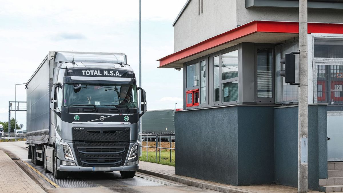 Detektorhurok mellett tengelysúlymérő is sok van a vármegyében, pontosan öt. Jármű gördül be a mérőállomásra a Lajta-pihenőhelynél, a burkolatba építették a mérőberendezést.
