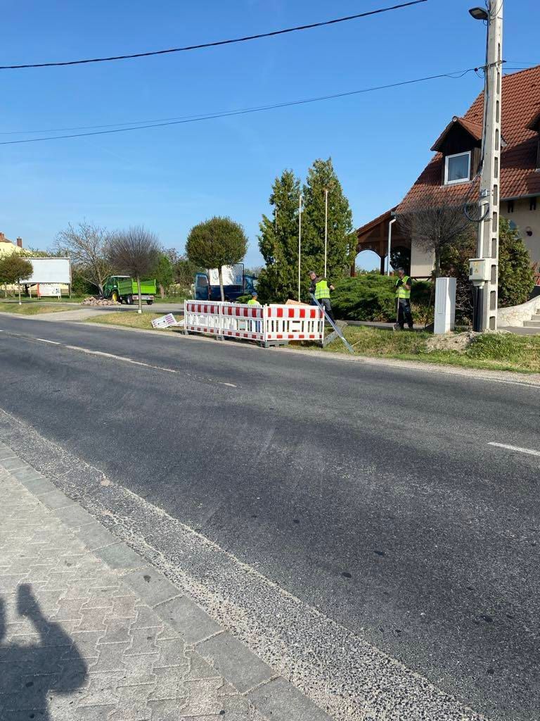 Az egyik traffibox már az utcán lapul a Duna-parti településen. Fotó: Gönyű facebook