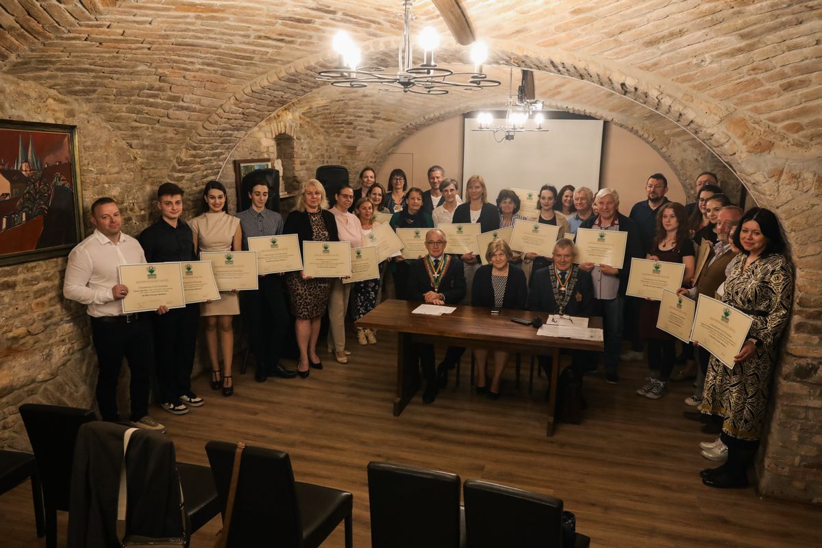 Kantharosz Gála: ünnepi borárverés. Támogatottak és támogatók