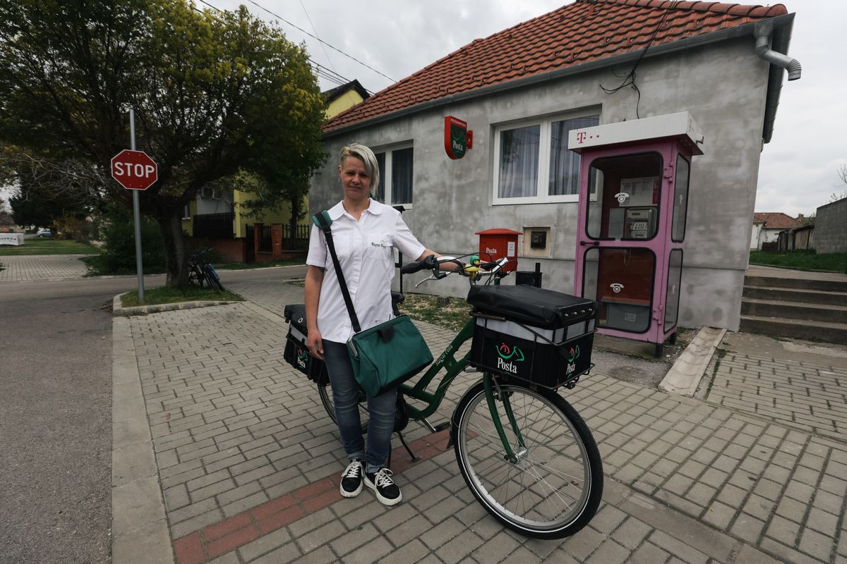 Molnár Nikoletta postavezető egyben a kézbesítői feladatokat is ellátja.