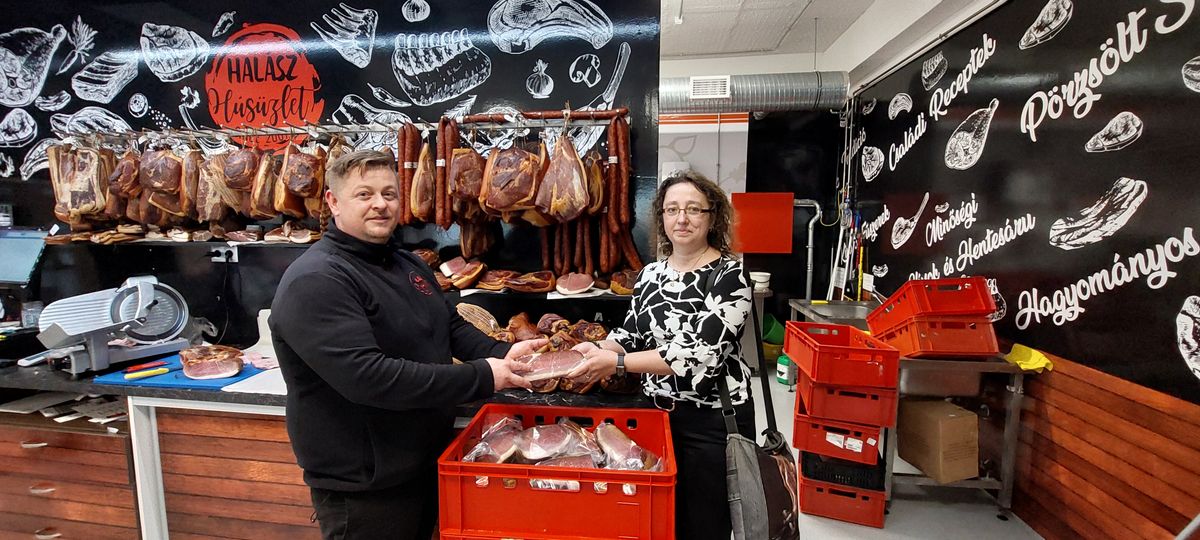 Elkészült az összes húsvéti sonka - Halász László hentes adta át a sonkákat a Hétköznapok Angyalai alapítvány elnökének.