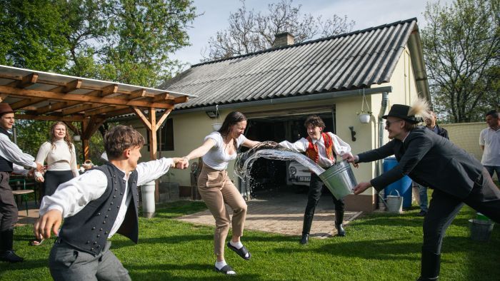 Így locsolják a lányokat húsvétkor Győrújbaráton