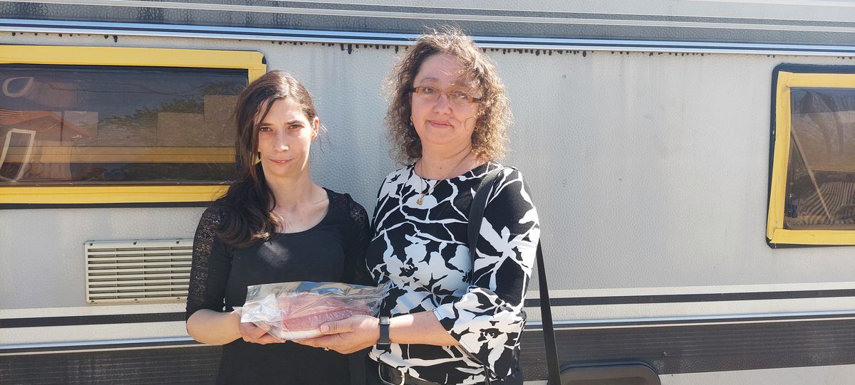 Felvételünkön a sashegyi tanyavilágban élő Csigi Virág Anett és a segítő alapítvány elnöke, Markszné Koncz Zsuzsa látható.