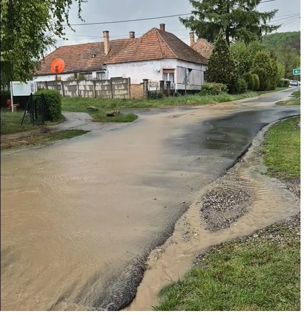 kajárpéci felhőszakadás, zúdul, eső, víz
