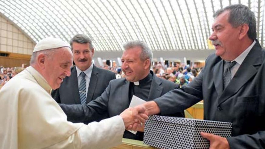 Ferenc pápa fogadta a kónyi küldöttséget. A falu ajándékait adták át neki.