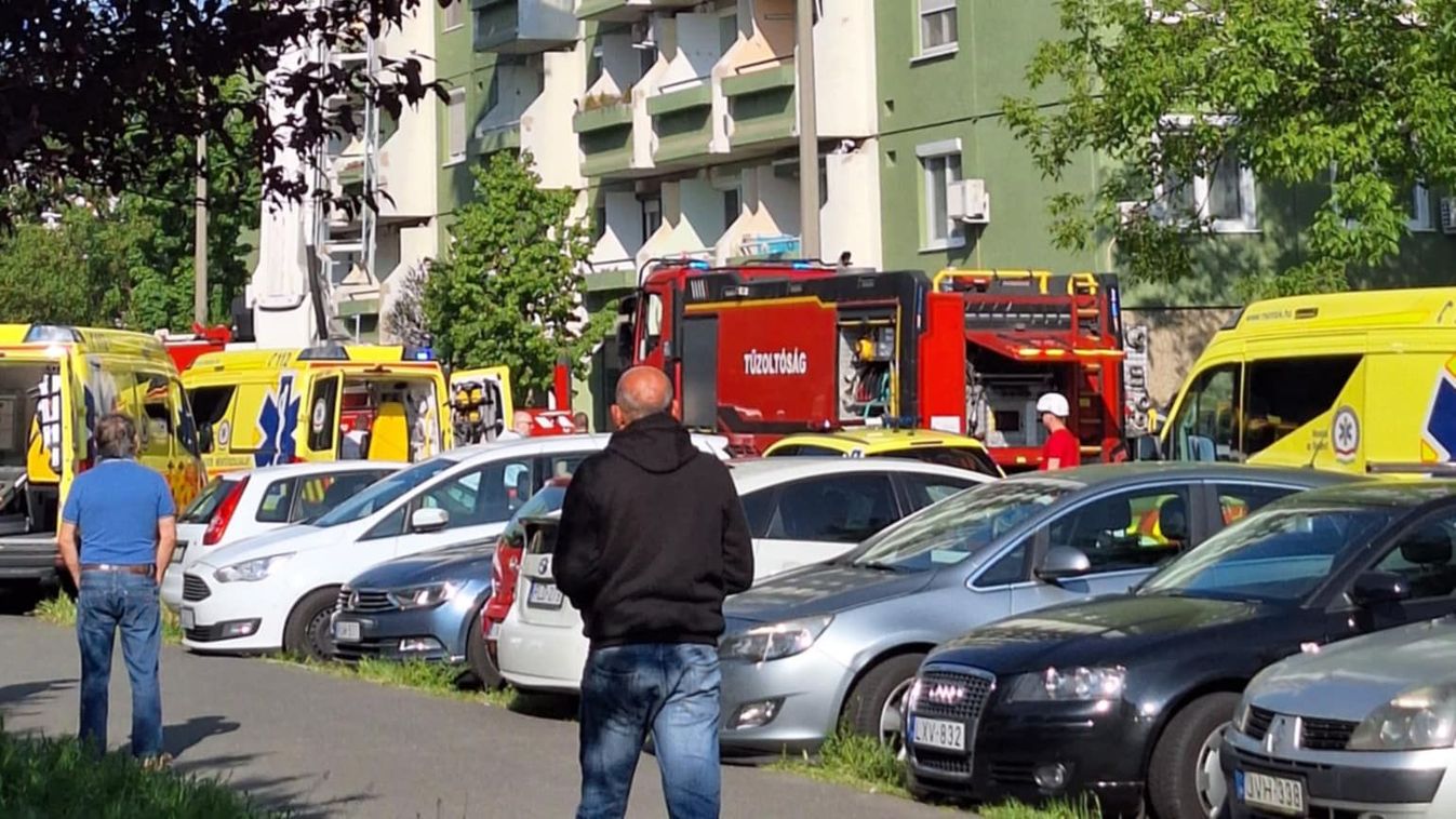 Kigyulladt egy lakás Győrben: mentők és tűzoltók is érkeztek a helyszínre – fotók, videó