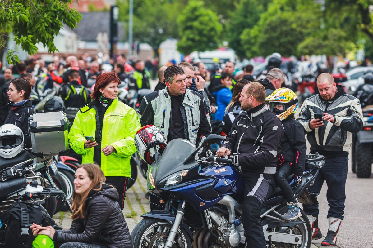 A motoros találkozó résztvevőihez sokan csatlakoznak a felvonuláson.