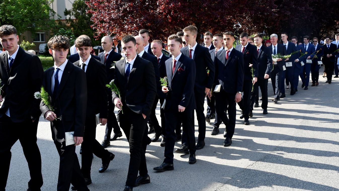 134 diák ballagott a mosonmagyaróvári Hunyadi-iskolából - fotók, videó