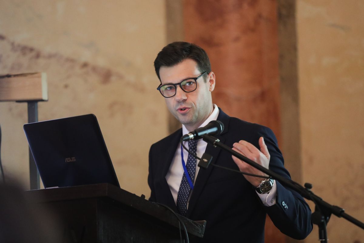 Dr. Tóth András egyetemi docens, a Jáki Társaság elnöke köszöntötte a konferencia résztvevőit.
