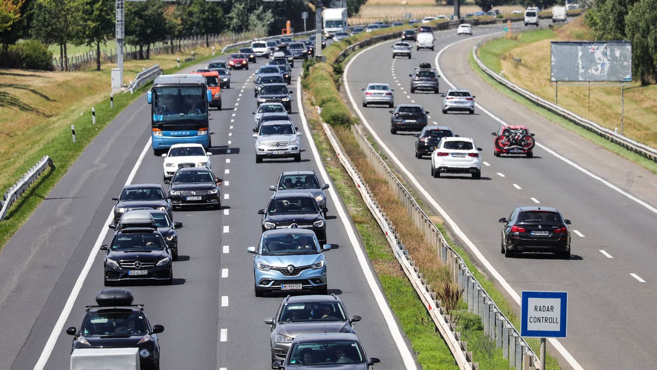 Defektet kapott egy kamion az M1-esen, óriási dugó alakult ki