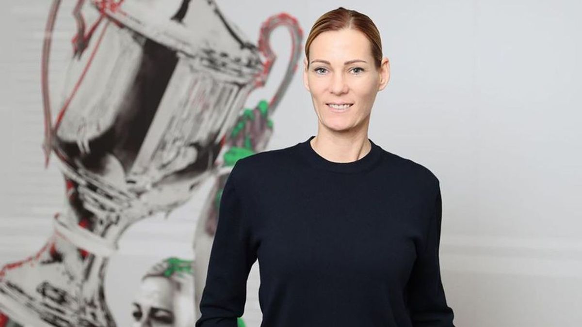 Görbicz Anita mögött a BL-serleg. Az Audi ETO egykori kiválósága ötször emelhette magasba ezt a trófeát. Fotó: Kisalföld-archívum