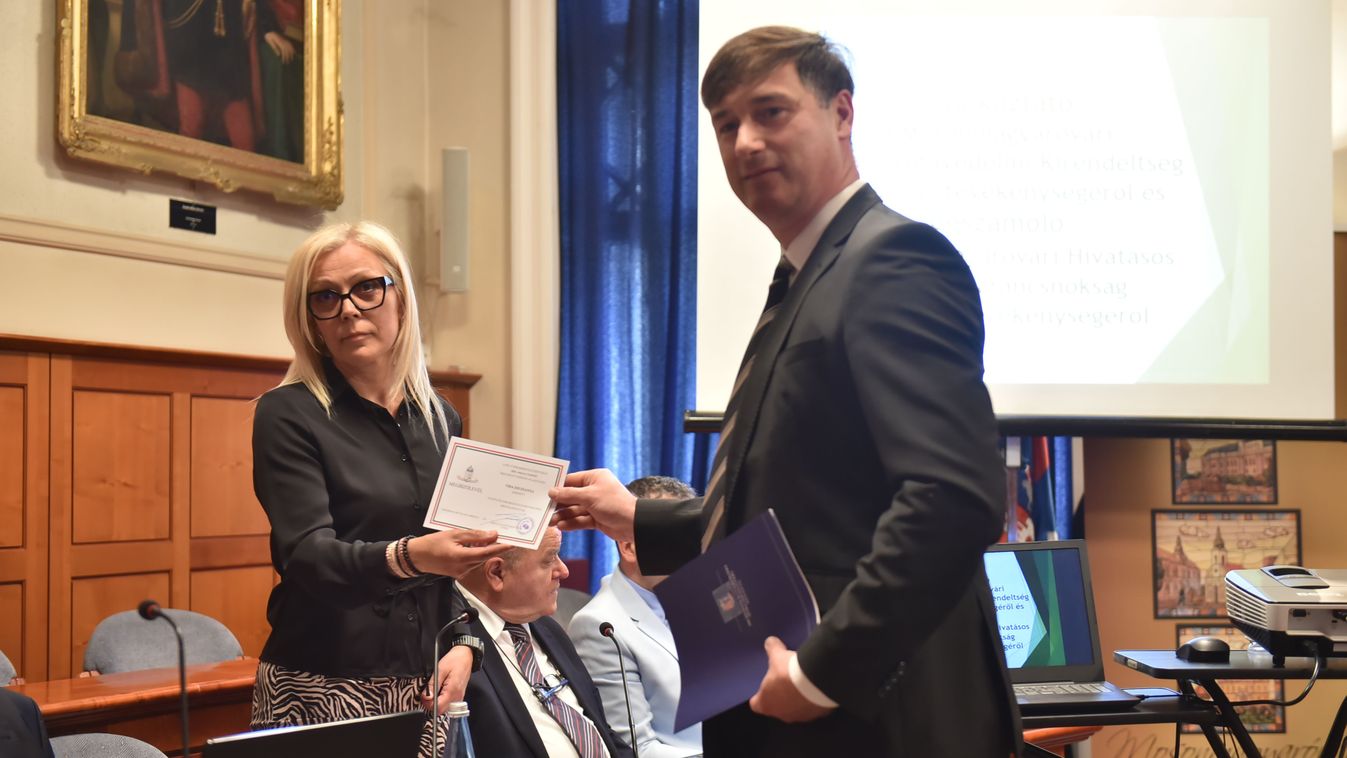 Vida Zsuzsanna átvette megbízólevelét – tizennégy képviselő a polgármester mellett
