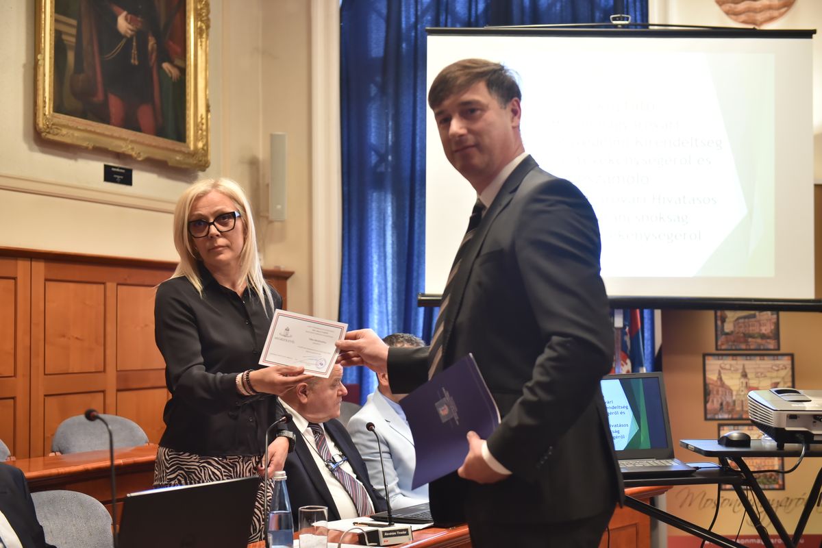 Vida Zsuzsanna az áprilisi ülésen átvette megbízólevelét dr. Illés Tamástól.