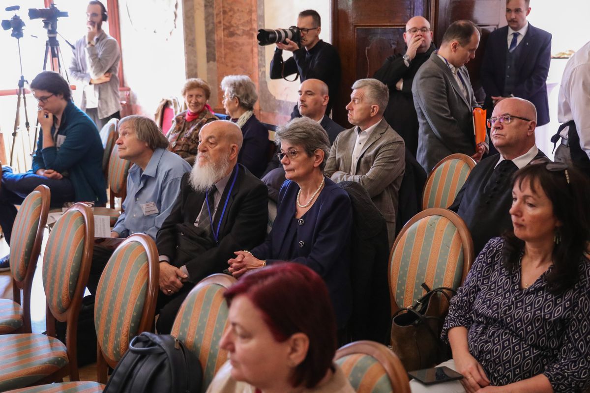 Konferencia a hit és a tudomány kapcsolatáról.