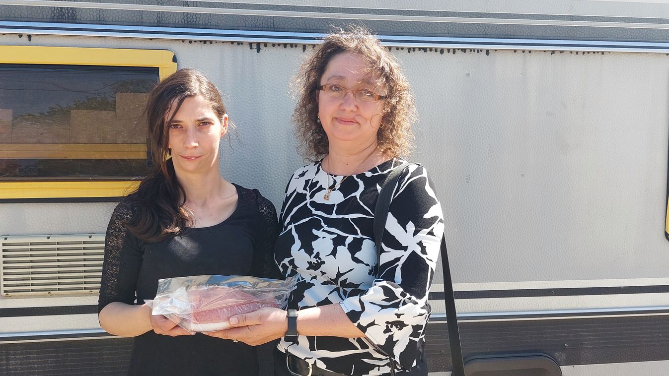 Elkészültek a Kisalföld sonkák - 30 rászoruló család asztalára jut belőle húsvétkor - fotók