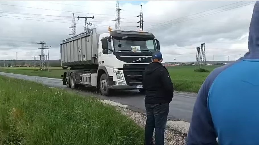 A rábapordányi Mezőgazdasági Zrt. telepéről Peresztegre szállítják a leölt állatok tetemeit. A száj- és körömfájás csütörtökön tört ki a tehenészetben.
