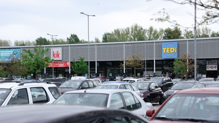 Roham a boltokban - Megteltek a parkolók az üzletek előtt