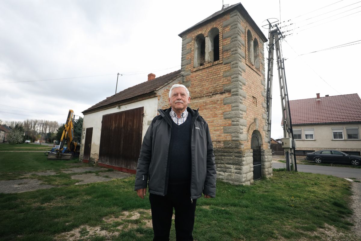 A harangláb máig jelzi, ha valaki hosszú útra indult. Hokstok Imre polgármester kalauzolt bennünket végig Győrsövényház nevezetességein.