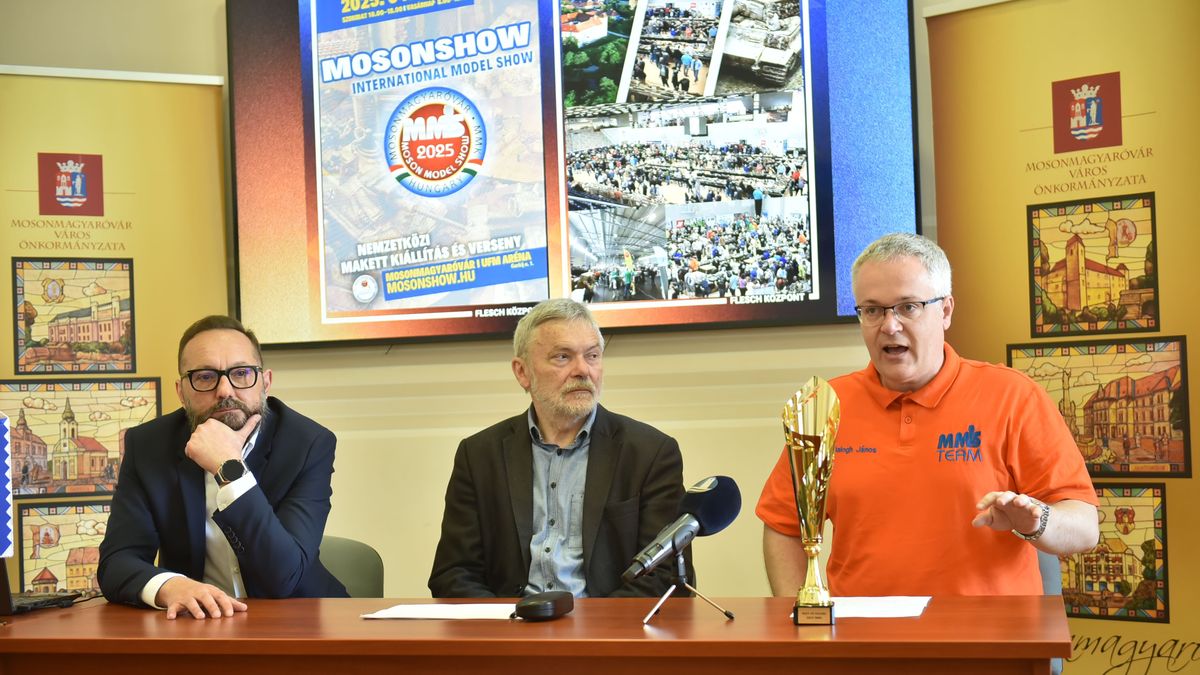 A makettkiállítás idei újdonságairól beszélt Csiszár Péter, Szabó Miklós és Balogh János.