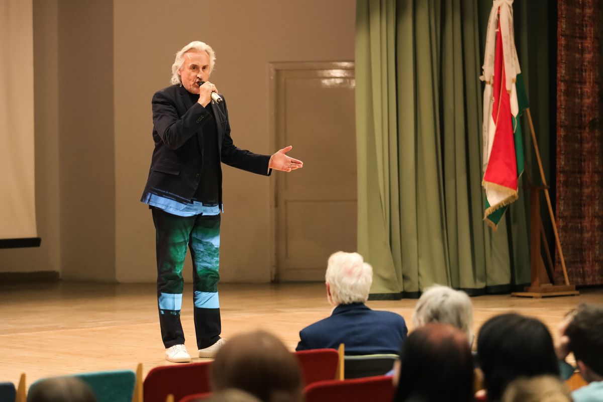 Sasvári Sándor Nagy Lajos szerepét játszotta a  Sárkányszív című musicalben.
