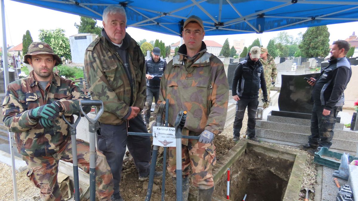 Karlányi Ervin földi maradványait exhumálták a csornai Szent Antal temetőben.