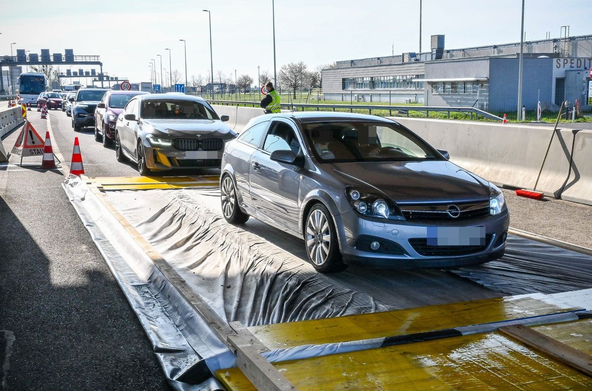 A határokról eltűnnek a fertőtlenítő szőnyegek és a korábban bezárt átkelőket kinyitják Ausztria irányában kedden éjféltől