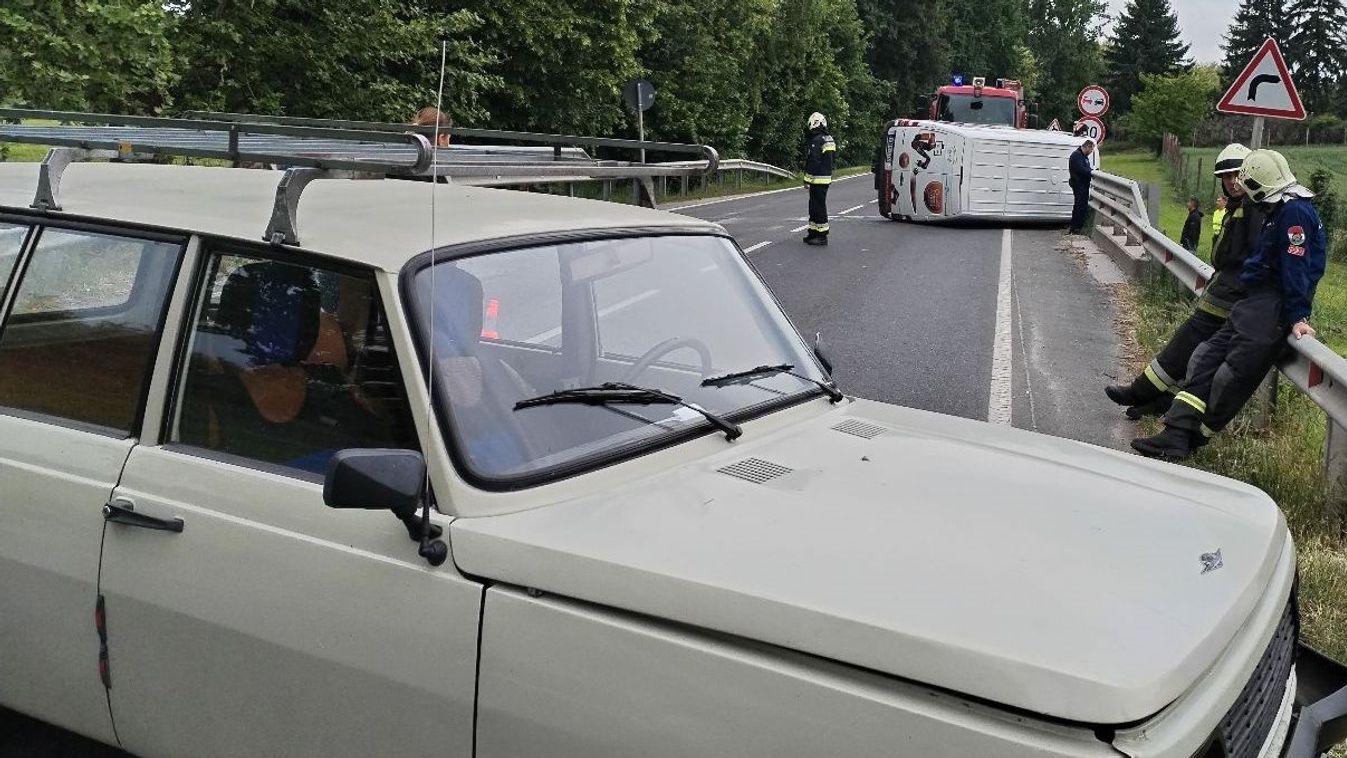 Kisteherautó és személygépkocsi rohant egymásba a 82-esen Ravazdnál - Frissítve - fotók