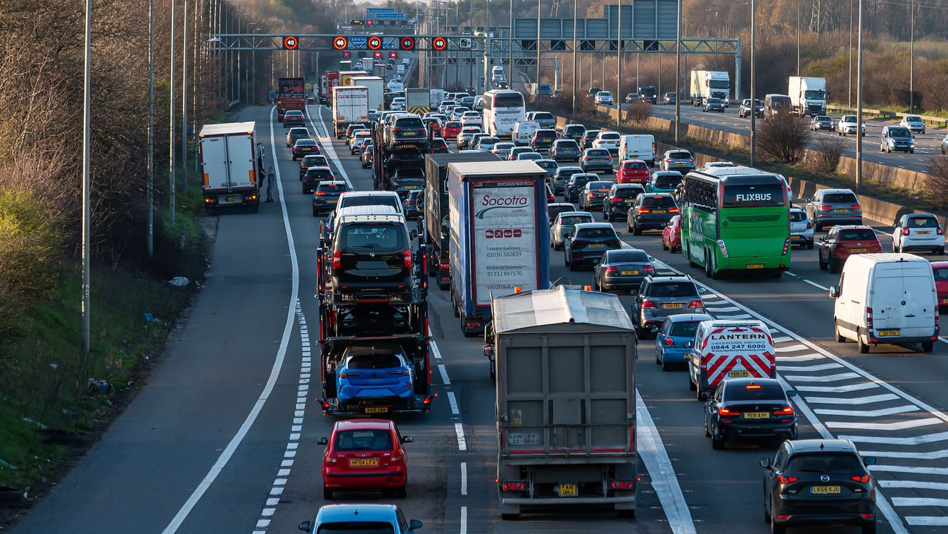 Műszaki hibás kamion vesztegel az M1-esen, óriási a torlódás