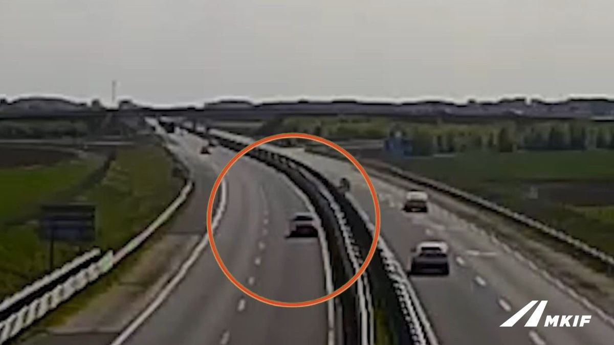 A durva baleset az M86-oson történt. A kamera rögzítette az esetet.