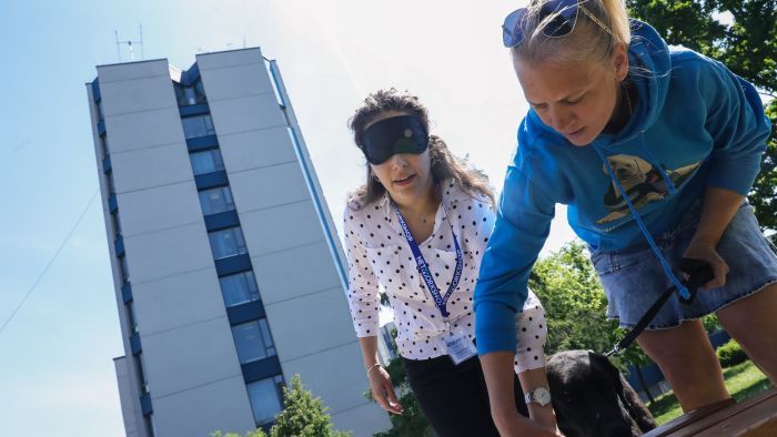 Séta vakvezető kutyával és zokni párosítás - A látássérültek mindennapjait mutatták meg