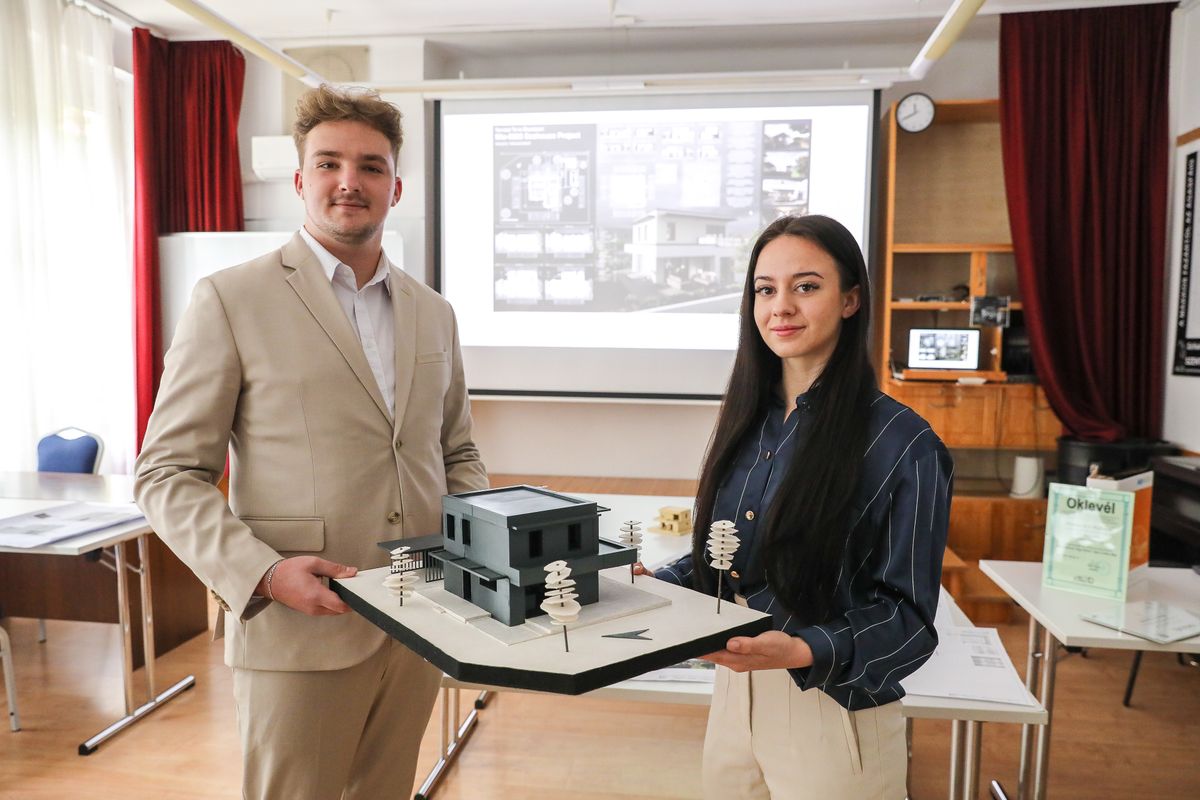 Ökoházat terveztek a hildesek, a képen Rajmund és Lili