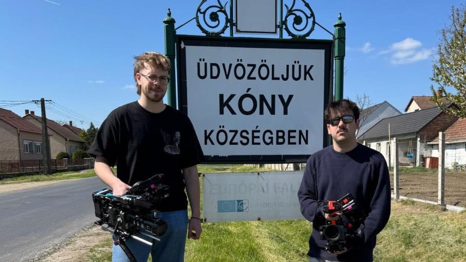 Belgiumból érkezett Kónyba Finn Vanhaelen, egyetemista fiatalember. Filmet forgat családjáról.