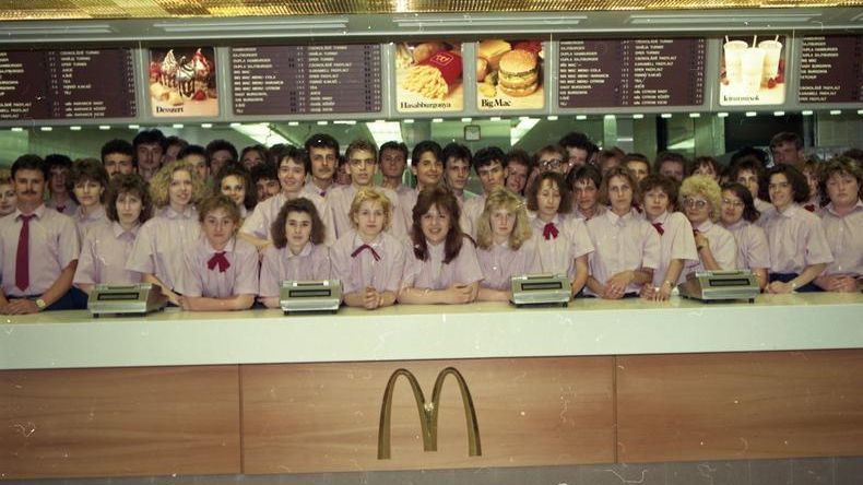 A McDonald’s McDonald’s első napjai Győrben, a személyzet egy része a kezdetekben. Az első munkavállalók kivétel nélkül 18 és 35 közötti fiatalok voltak. Fotó: Matusz Károly hagyatéka/Széchenyi-egyetem