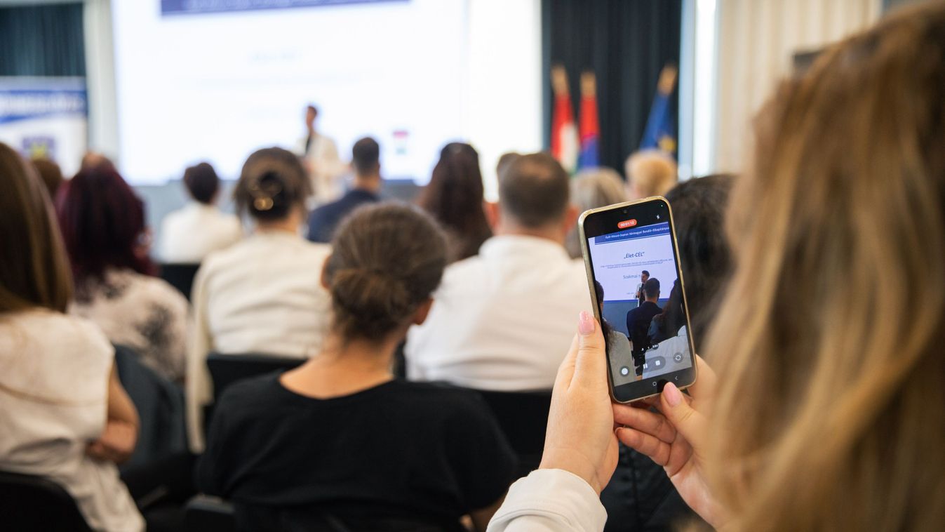Mikrofont ragadott: meglepetés vendégként érkezett Győrbe a neves énekes - videó, fotók
