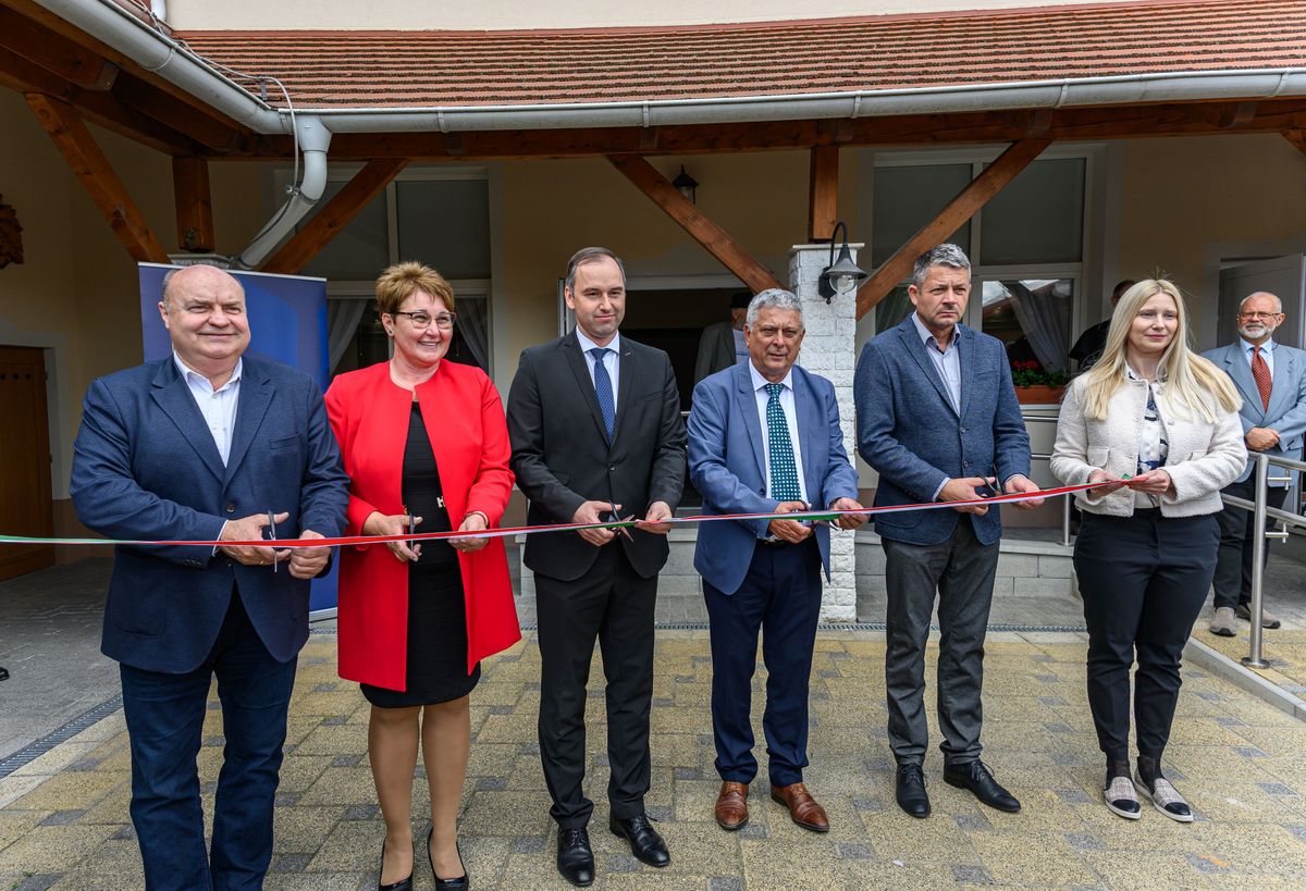 Ünnepélyes keretek között adták át pénteken Fertőszentmiklóson az új Szabadidőközpontot és a hozzá tartozó Rendezvénypajtákat, amelyek a jövőben a térség kulturális, szabadidős és közösségi életének meghatározó helyszínévé válhatnak.