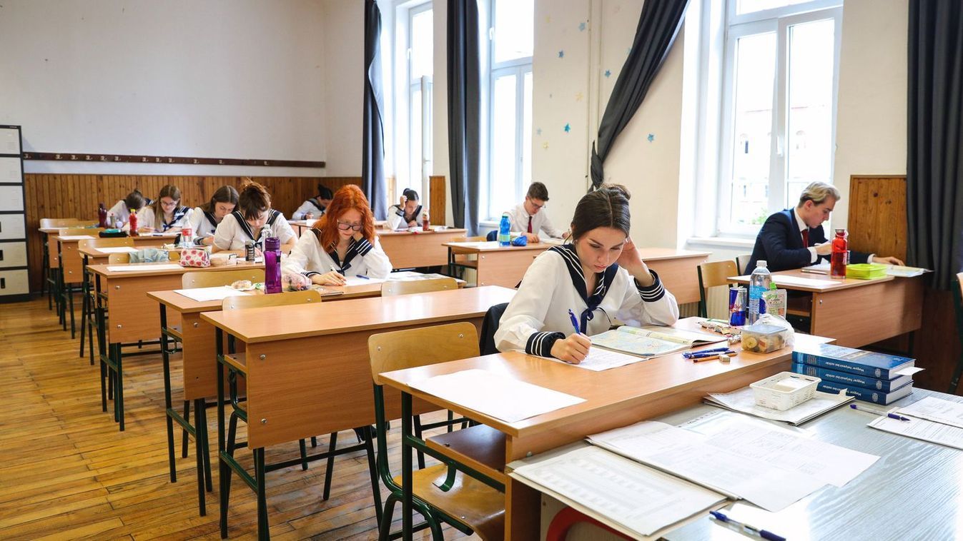 Angol érettségi 2025 - Emeltszintű feladatok a középszintűn - fotók, videó