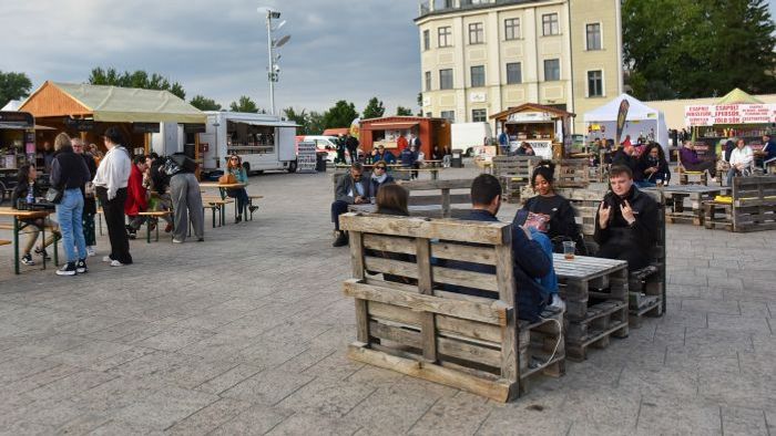 Összefolyik a sör a művészettel a győri Dunakapu téren