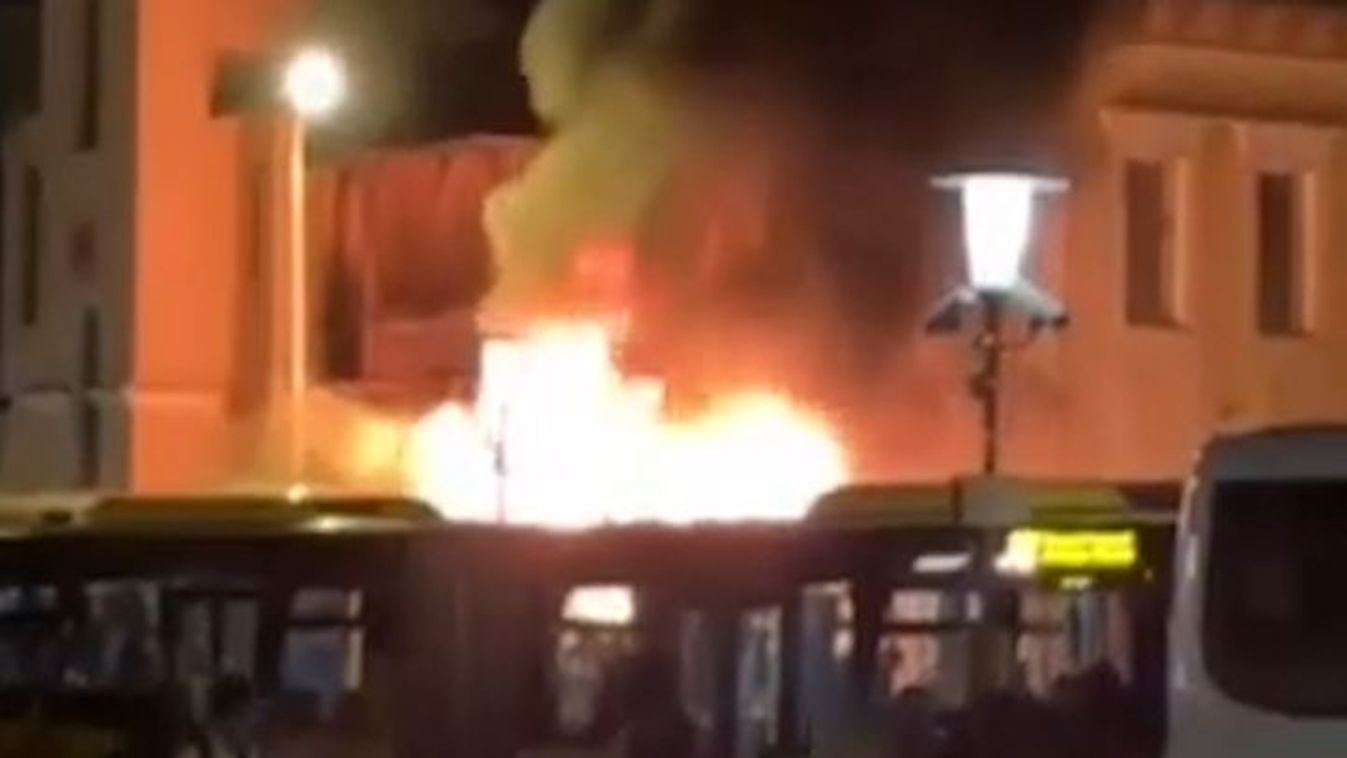 Kigyulladt egy busz Győrben - döbbenetes videó és fotók a tűzről