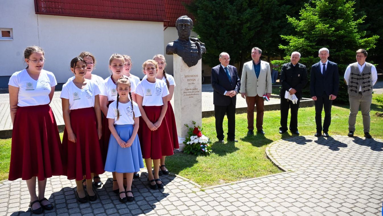 Felavatták Széchenyi István mellszobrát Mezőörsön – fotók
