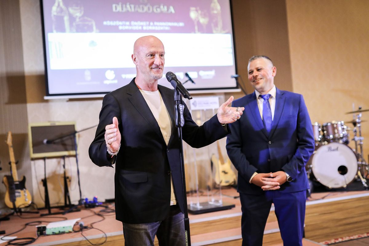 Pannonhalmi Borest Marco Rossival, oldalán Pécsinger János