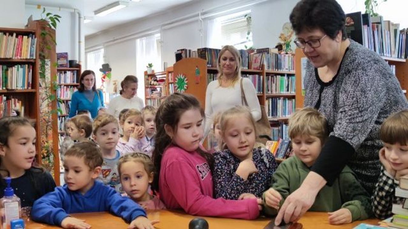 Kerekítő Zeneovi és könyvcserebere a könyvtárban
