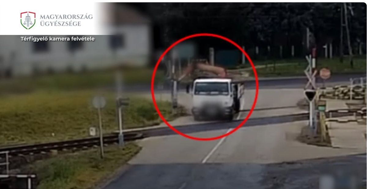 Vasúti rongálás - A térfigyelő kamera felvételén, látható, hogy a teherautó daruja nekimegy az oszlopnak Fotó: Győr-Moson-Sopron Vármegyei főügyészség