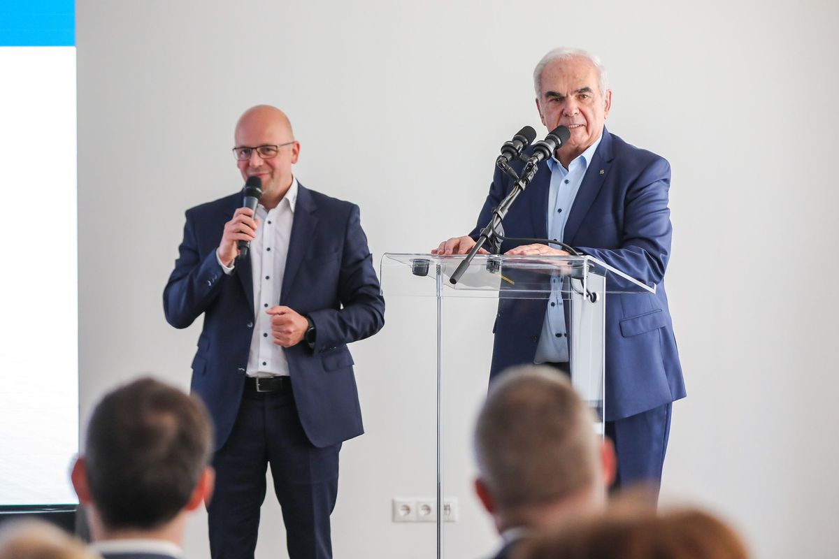 A cégcsoport negyven éves jubileumi ünnepségén Győrben az alapító Michael Leier is részt vett.