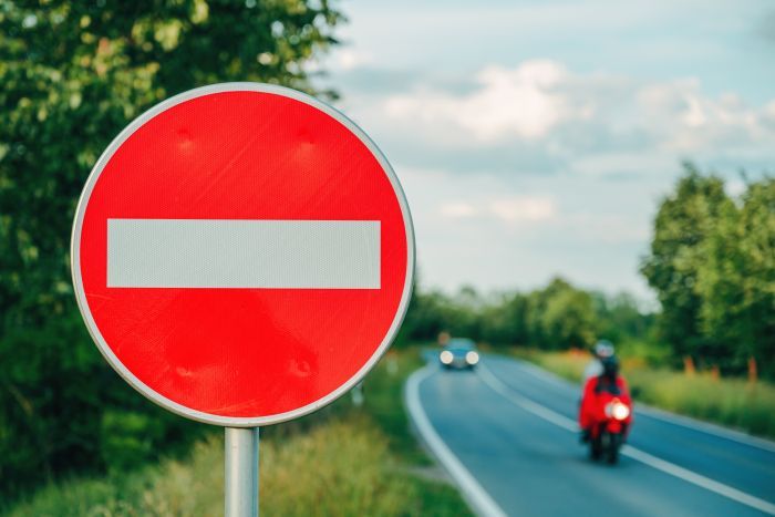Ez a KRESZ-teszt most tényleg próbára teszi, mennyit tudsz a közlekedési táblákról