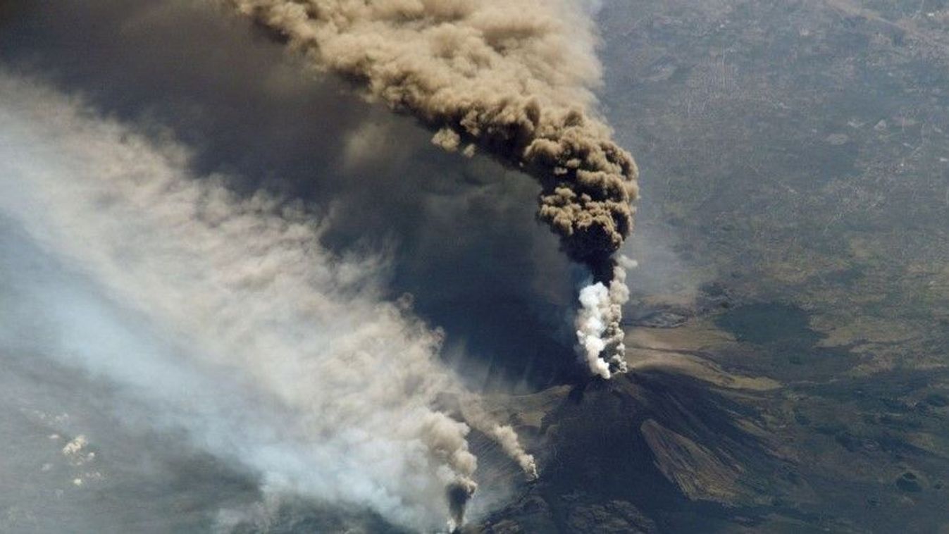 Döbbenetes videó ahogy kitört az Etna, óriási füstfelhőben menekültek a kirándulók