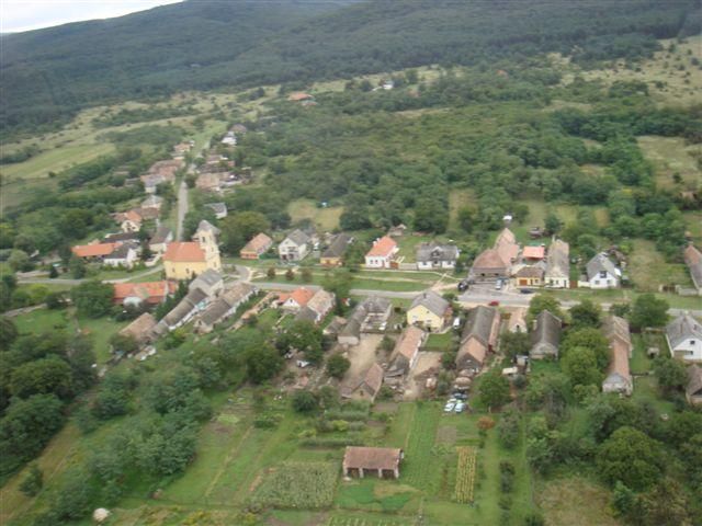 Fenyőfő a hegyek ölelésében, az elszigetelt falu